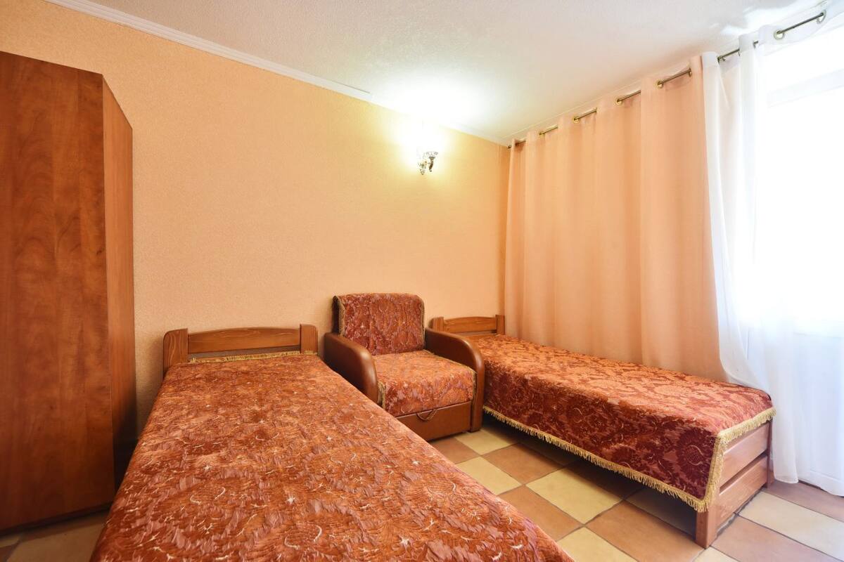 Tabla de planchar con plancha y ropa de cama