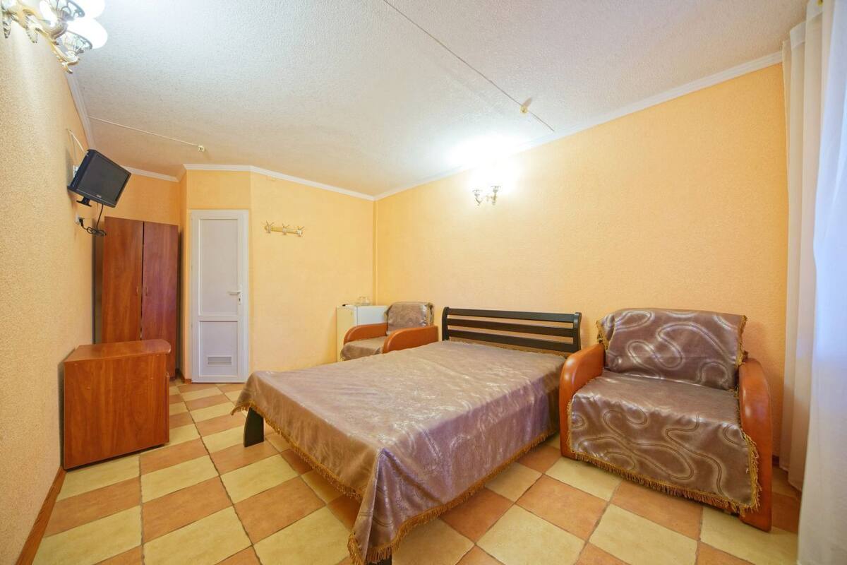 Tabla de planchar con plancha y ropa de cama