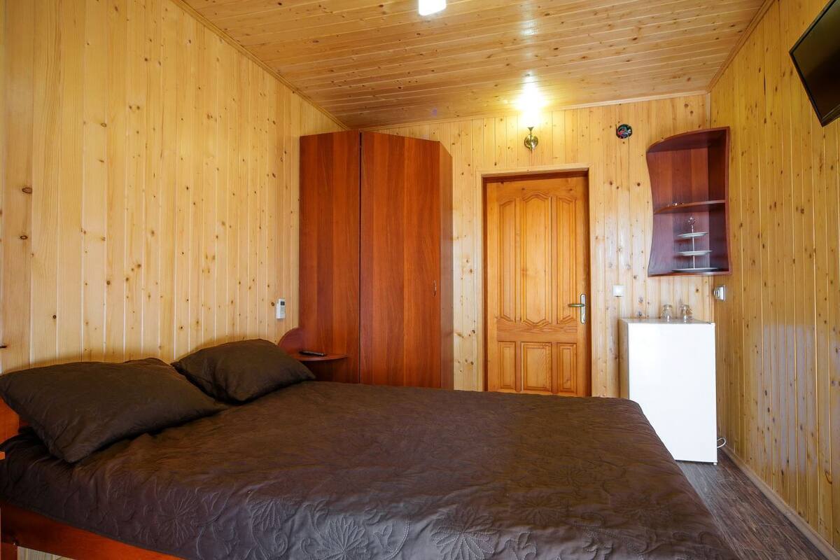 Tabla de planchar con plancha y ropa de cama