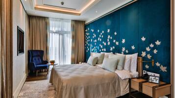 Ropa de cama de alta calidad y caja de seguridad en la habitación