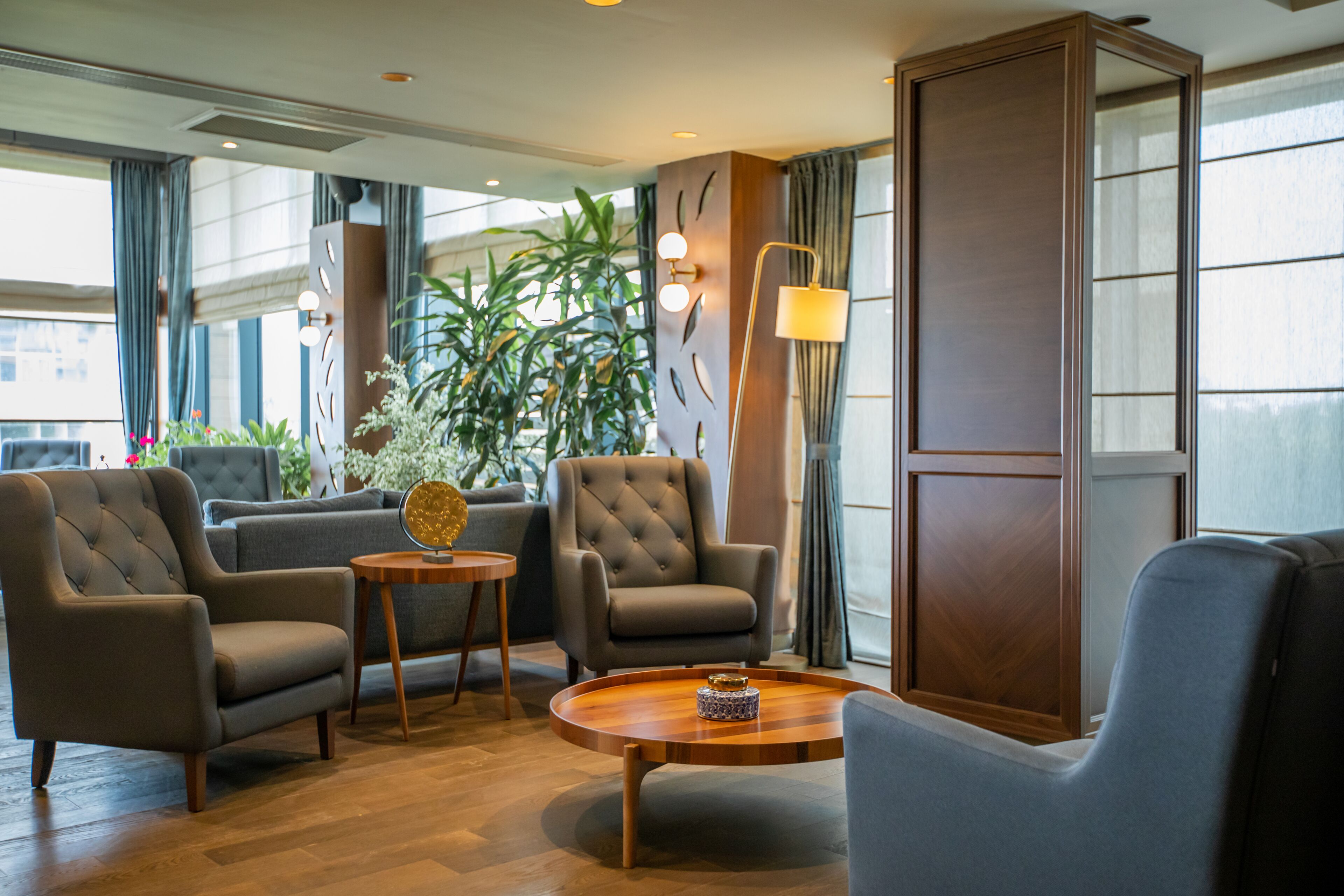 供应早餐、午餐和晚餐，犹太菜，高尔夫球场景观