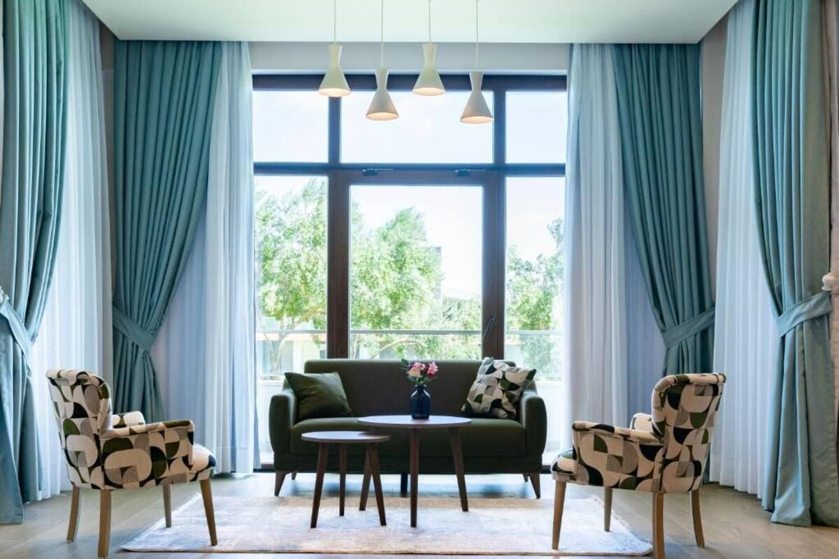 Apartment | Badezimmer | Regendusche, Designer-Toilettenartikel, Haartrockner, Bademäntel
