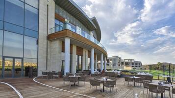 Se sirven desayunos, comidas y cocina kosher con vista al campo de golf