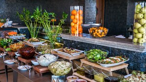 Una mesa de buffet con diversos alimentos y aderezos.