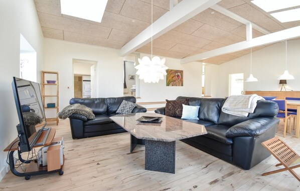 TV - 2 bedroom beautiful home in Bogense (Bogense)