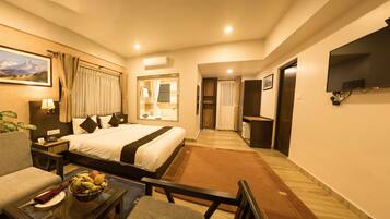 Business-Suite | Hochwertige Bettwaren, Schreibtisch, laptopgeeigneter Arbeitsplatz