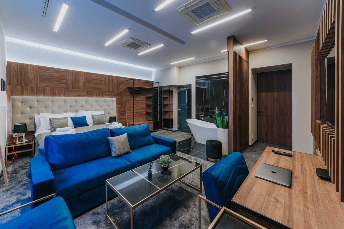 Studio, Balcony, Hot Tub | Een bureau, verduisterende gordijnen, geluiddichte muren