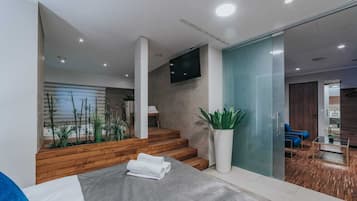 Luxury-Apartment, 2 Schlafzimmer, Whirlpool | Wohnbereich | 60-Zoll-Flachbildfernseher mit Satellitenempfang, Fernseher
