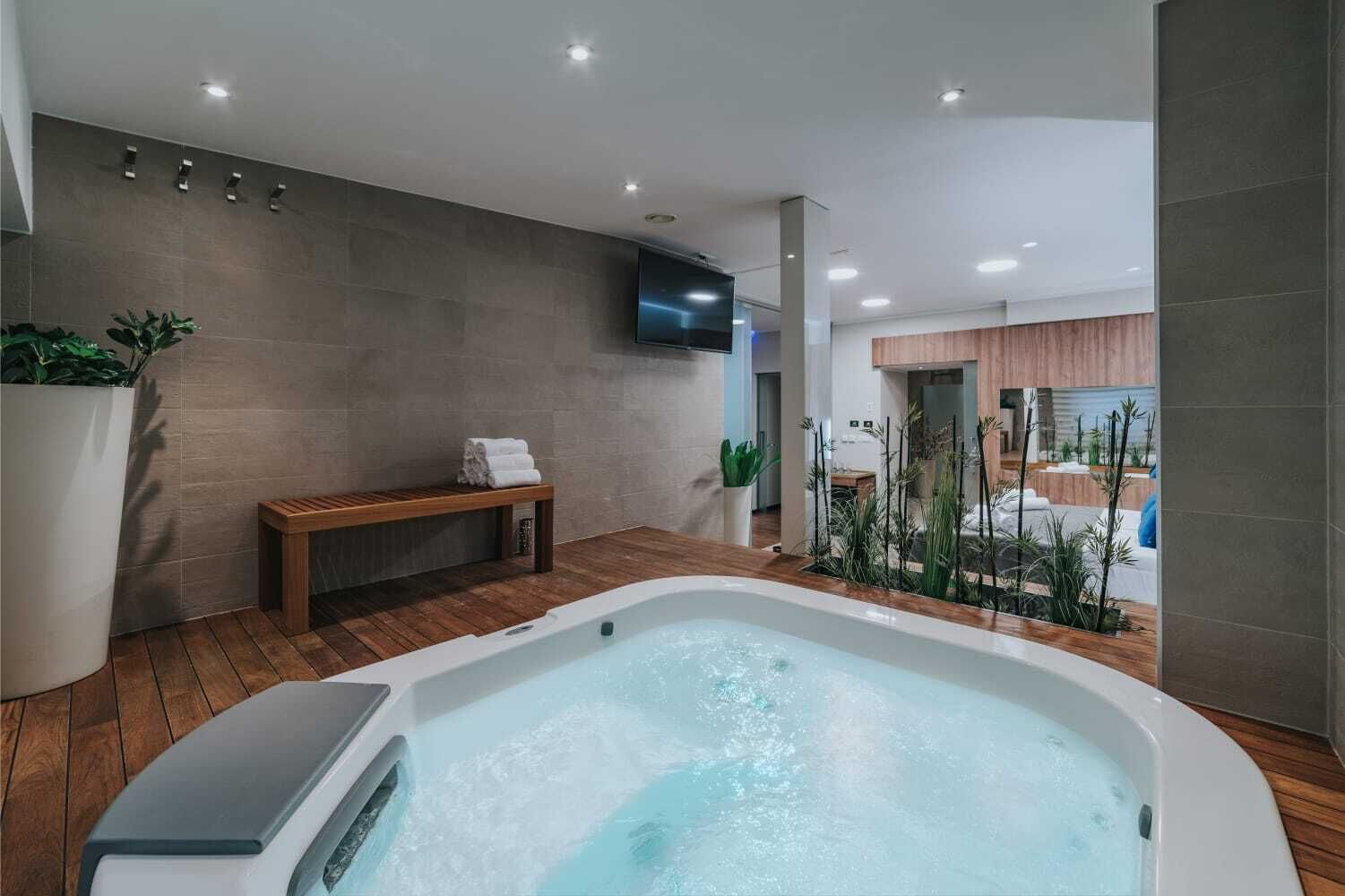 Luxury Apartment, 2 Bedrooms, Hot Tub | Private spa tub