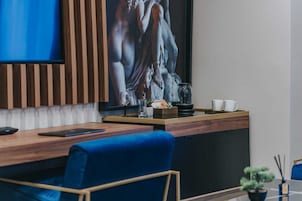 Studio, Balcony, Hot Tub | Escritorio, cortinas opacas, sistema de insonorización
