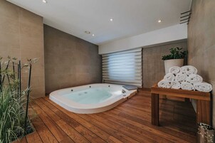 Apartamento de lujo, 2 habitaciones, bañera de hidromasaje | Bañera de hidromasaje privada