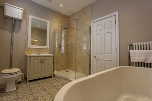 Luxus-Stadtwohnung (incl. cleaning fee) | Badezimmer | Haartrockner, Handtücher, Seife, Shampoo