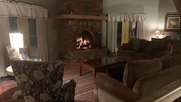 TV connectée, cheminée, livres, espaces bureaux