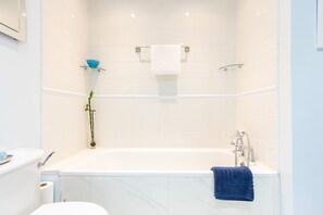 Ensemble baignoire-douche, articles de toilette (gratuits)