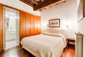 1 bedroom, free cots/infant beds, free WiFi, bed sheets - Historical Apartment near Spanish Steps (Rome)