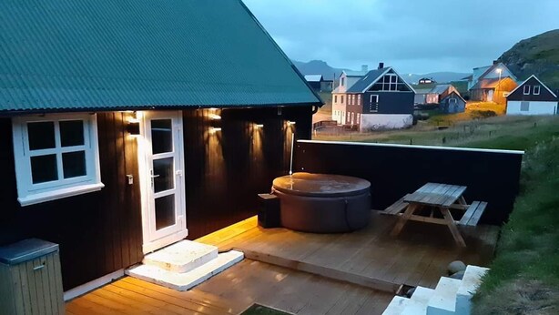 A wooden house with a hot tub and a picnic table on the deck. - Gillastova (Frodba)