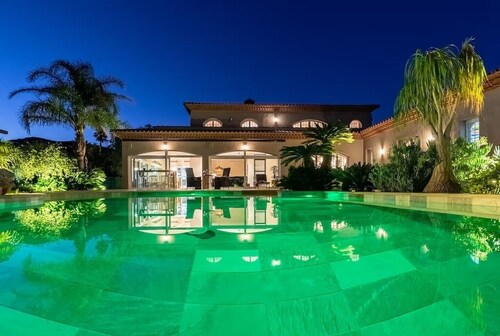 Luxury. 600m2 Villa 6 bedrooms 5.5 bathrooms Ocean and mountain. Private pool.