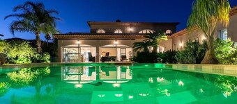 Luxury. 600m2 Villa 6 bedrooms 5.5 bathrooms Ocean and mountain. Private pool.