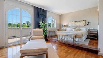 6 slaapkamers, een bureau, een strijkplank/strijkijzer, reisbedje