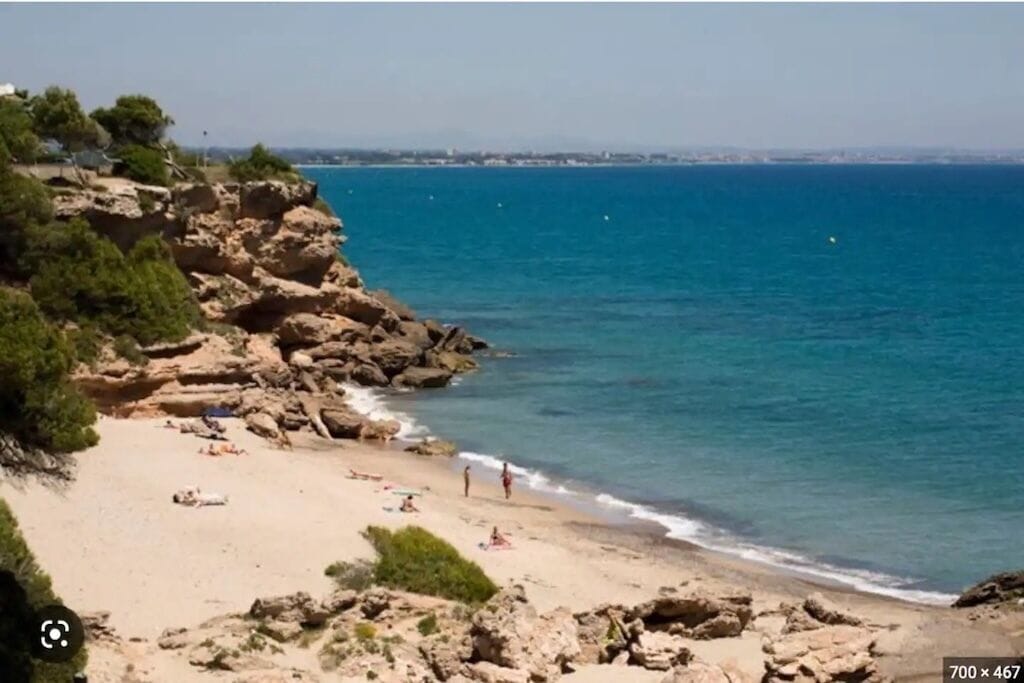 Chaises longues, serviettes de plage