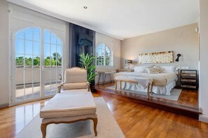 6 habitaciones, escritorio y tabla de planchar con plancha