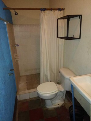 Estudio estándar | Baño | Regadera y toallas 