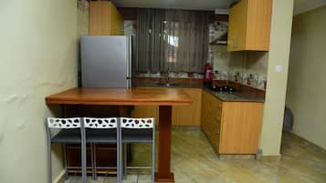 Horno, placa de cocina, cafetera/tetera, tostadora