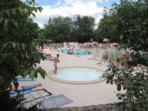 Seasonal outdoor pool, a heated pool, pool umbrellas, pool loungers - Camping les Bonnets (Neffes)