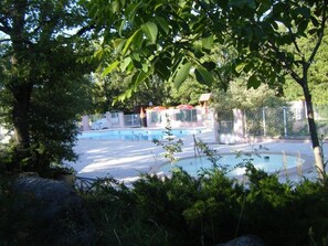 Piscina externa sazonal, piscina aquecida, guarda-sóis, espreguiçadeiras