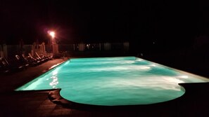 Piscina externa sazonal, piscina aquecida, guarda-sóis, espreguiçadeiras