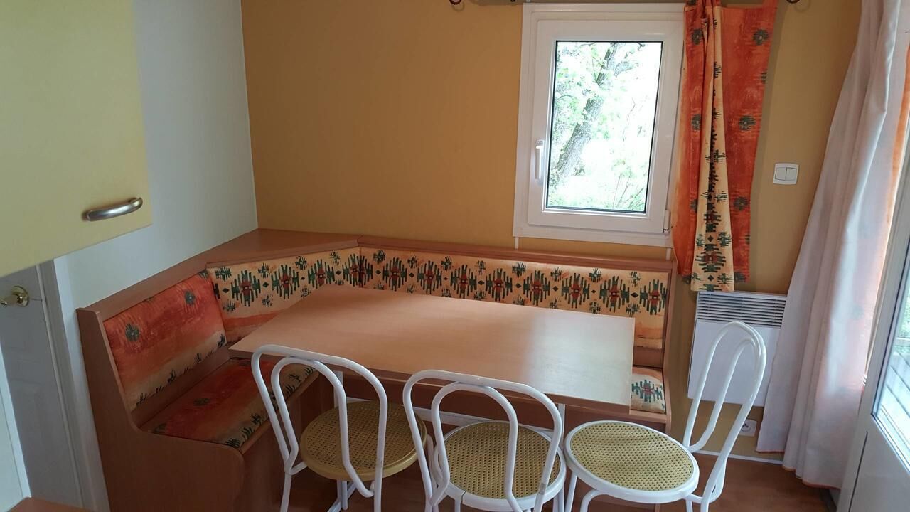 Chalet, 2 Bedrooms | In-room dining