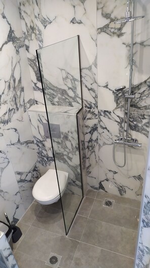 Studio panoramique, vue sur la mer | Salle de bain | Douche, articles de toilette (gratuits), séchoir à cheveux