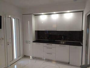 Standard Studio, Garden View | Private kitchen | Mini-fridge, stovetop