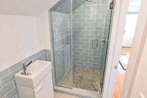 Shower, hair dryer, towels, shampoo