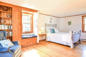 3 bedrooms, iron/ironing board, WiFi, bed sheets - Walk to Water w/ Stunning Cove Views! (Eastham)