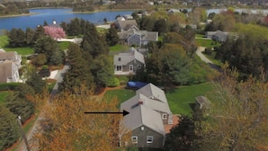 Zona residencial con casas, un lago y un campo de golf.