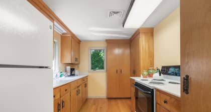 Mins to Nauset Beach & Walkable to Town!