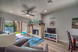Condo, 3 Bedrooms | Living area