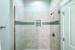 Combined shower/bathtub, towels - Pineapple Paradise by GSVR | Stunning Beachfront Escape w/ Heated Pool + FREE Activities/Golf (Gulf Shores)