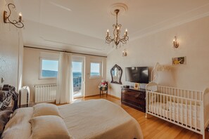 6 bedrooms, in-room safe, iron/ironing board, WiFi