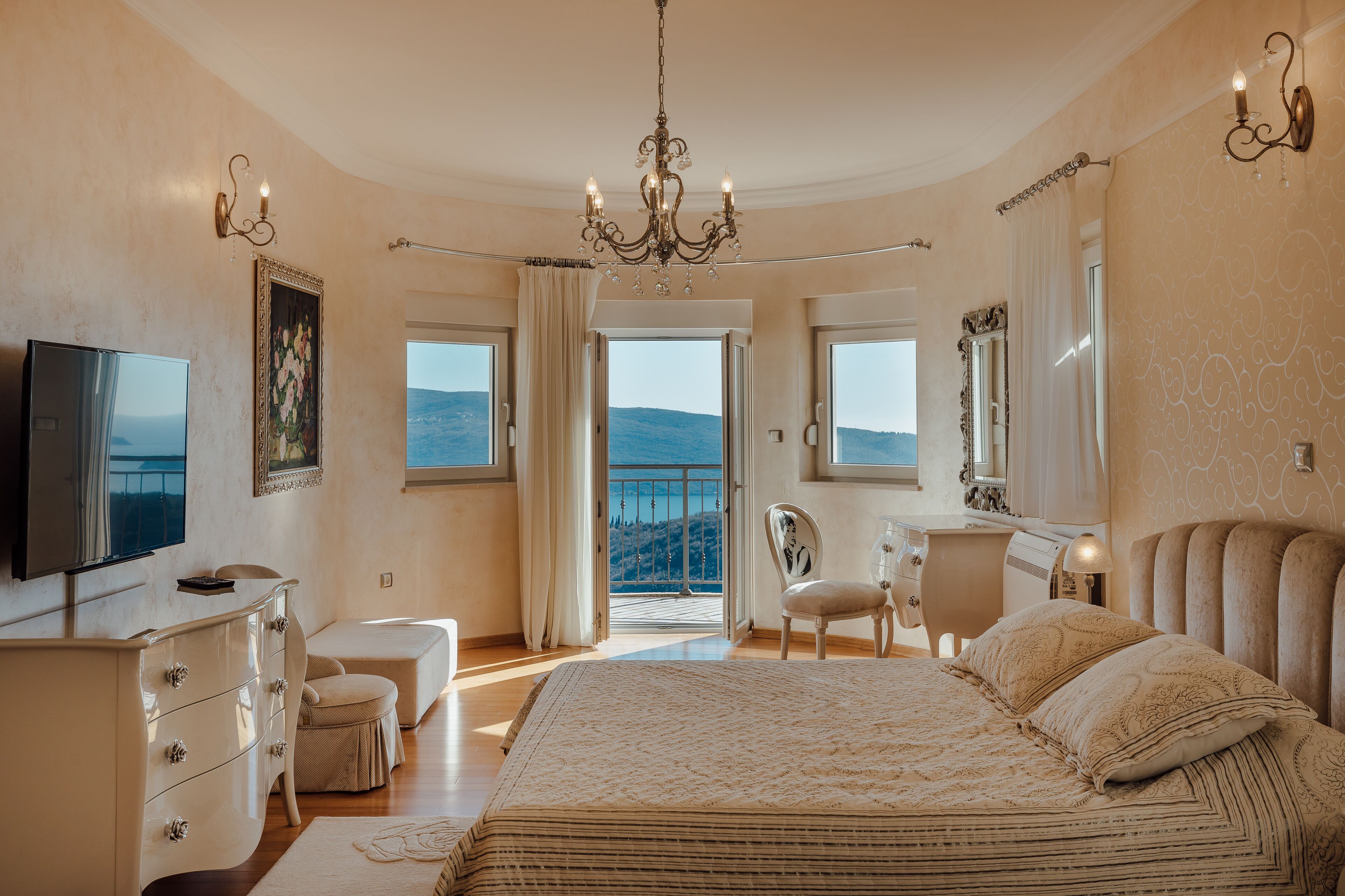 6 chambres, coffres-forts dans les chambres, fer et planche à repasser