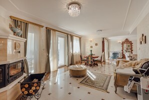 Televisión, chimenea y reproductor de DVD 