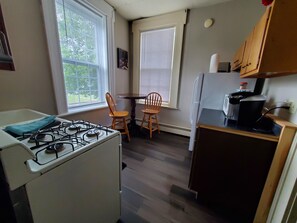 Een microgolfoven, een koffiezetapparaat/waterkoker