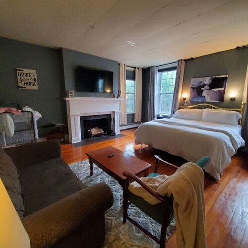 Located in the Historic downtown district, cozy studio, wifi.