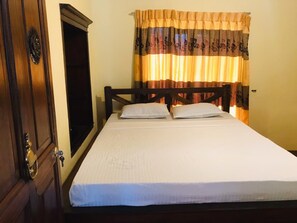 Basic Room | Iron/ironing board, bed sheets - Kallycave Eco Lodge (Beragala)