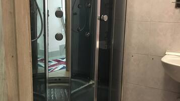 Shower, pengering rambut, sandal, dan handuk