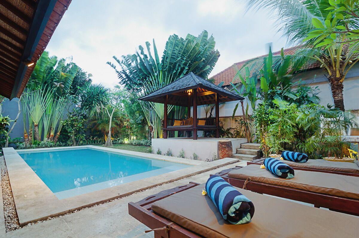Una piscina al aire libre