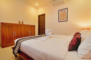 7 bedrooms, iron/ironing board, travel crib, WiFi (free) - Experience Mawar Estate, a 7-bedroom private villa estate in Seminyak. Accommodates up to 14 guest, includes daily breakfast, a full-time private chef, airport transfers, complimentary massages, housekeeping, and a dedicated driver. (Seminyak)