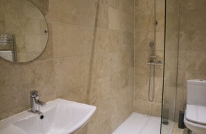 Tina, toallas, jabón, papel de baño 