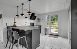 Køleskab, mikrobølgeovn, kogeplade, opvaskemaskine